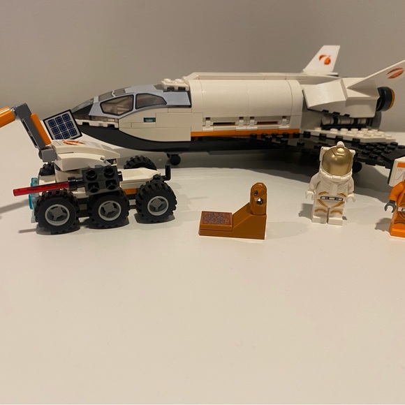 LEGO City Set 60226 Mars Research Shuttle - Picture 3 of 8